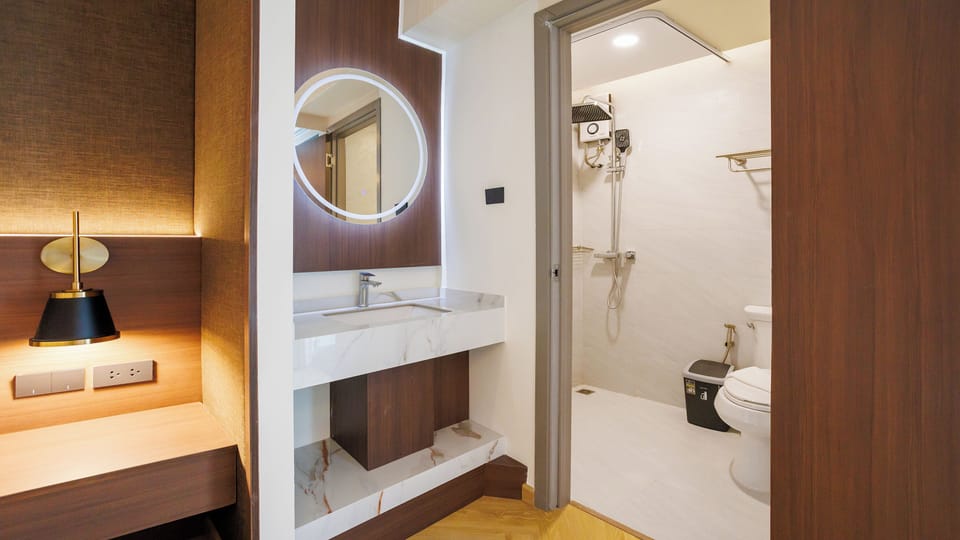 Luxury Premier Room | Bathroom | Shower, towels, soap, shampoo