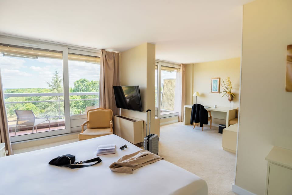 Suite Junior avec pdj et avec accès Spa 2H | In-room safe, desk, blackout drapes, soundproofing