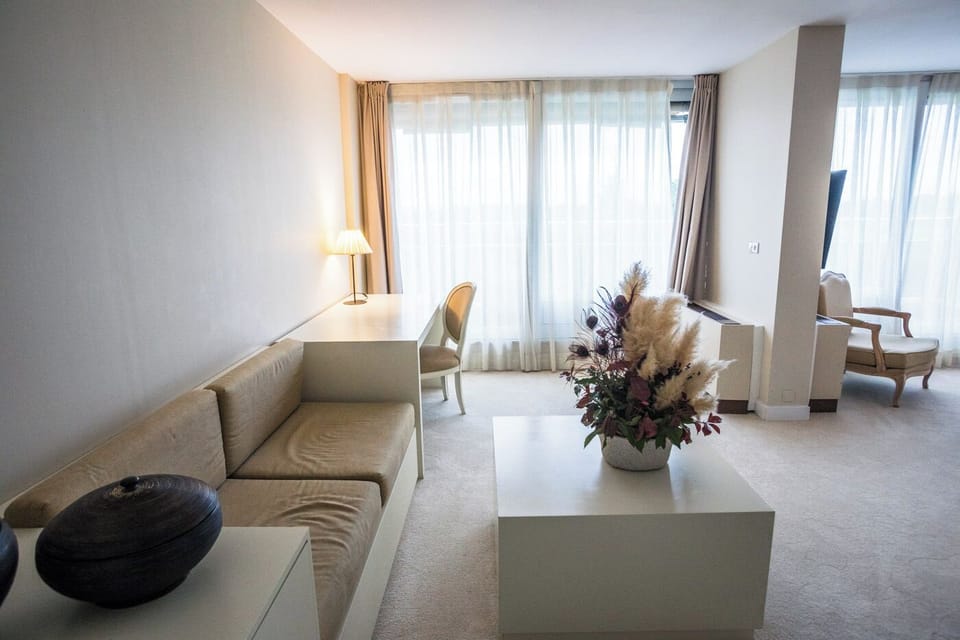 Suite Junior avec pdj et avec accès Spa 2H | Living area | TV, table tennis