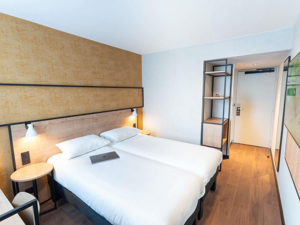 Standard Room, 2 Twin Beds | In-room safe, desk, iron/ironing board, free WiFi