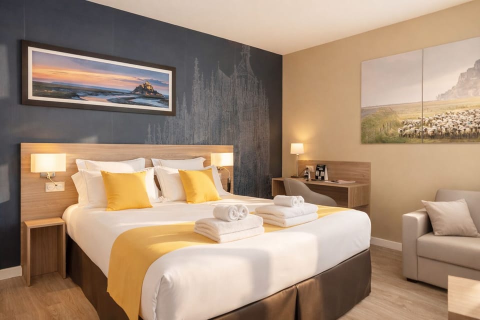 Family Room | Hypo-allergenic bedding, desk, iron/ironing board, free WiFi