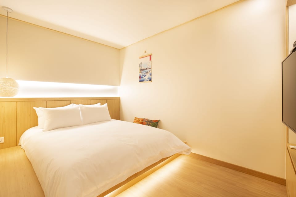 1 bedroom, desk, laptop workspace, soundproofing