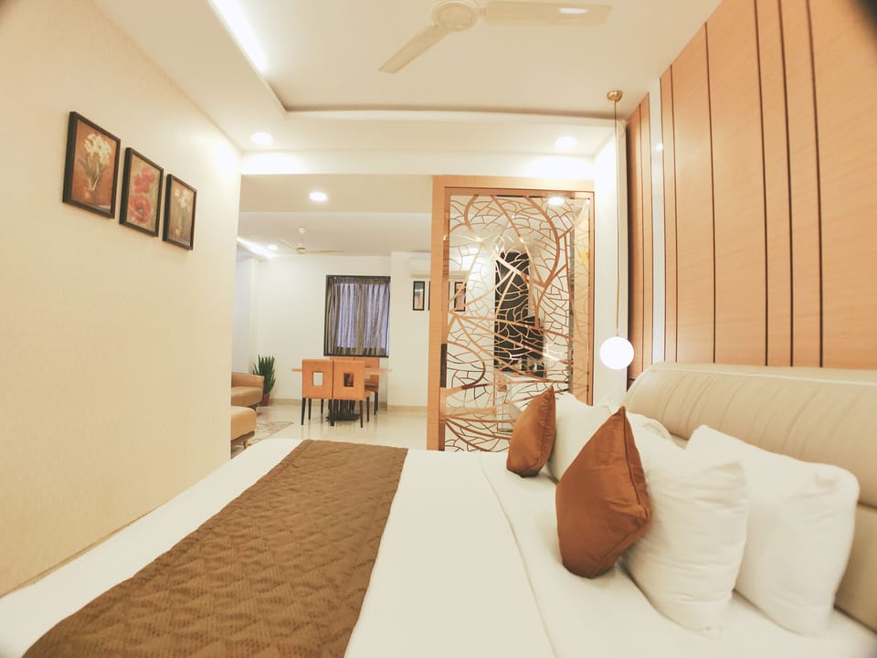 Suite | In-room safe, soundproofing, WiFi (free), bed sheets