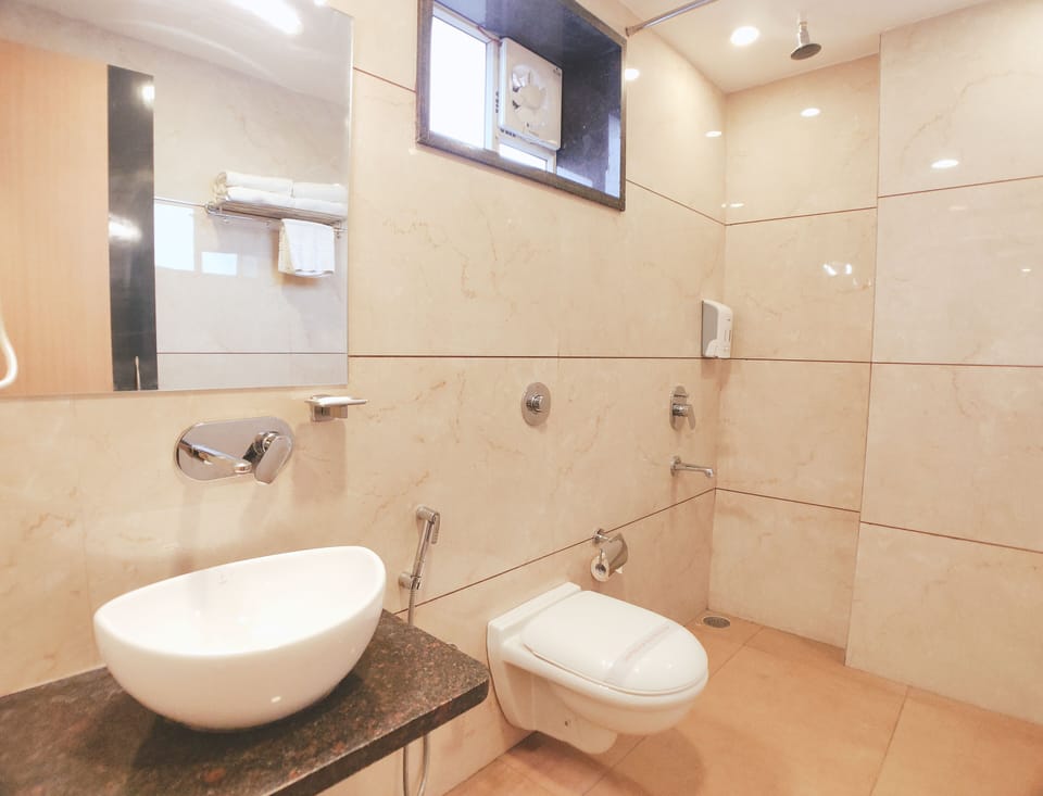 Shower, free toiletries