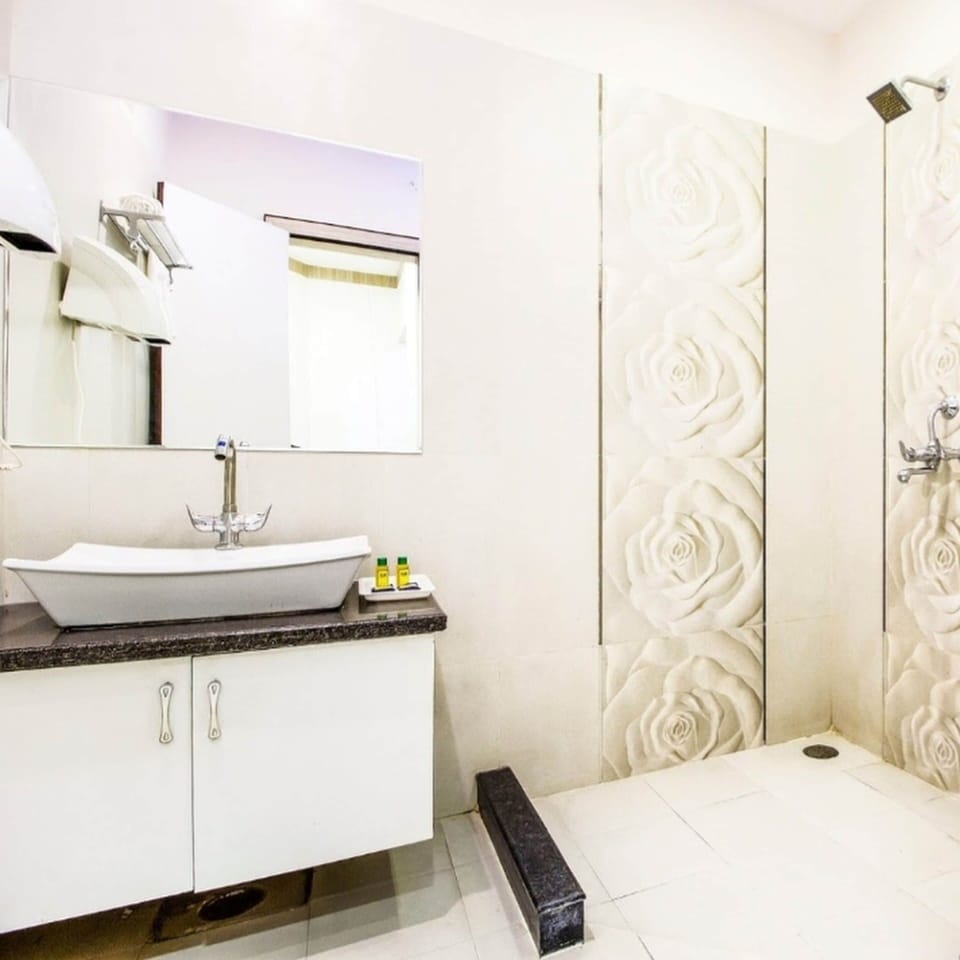 Shower, free toiletries