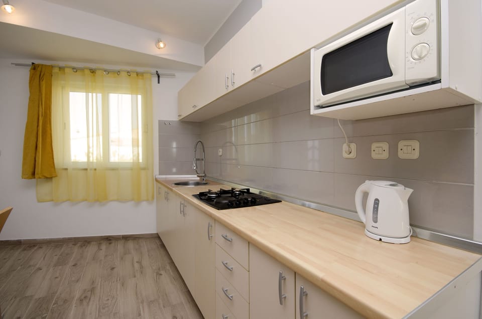 Private kitchen | Fridge, microwave, stovetop, espresso maker