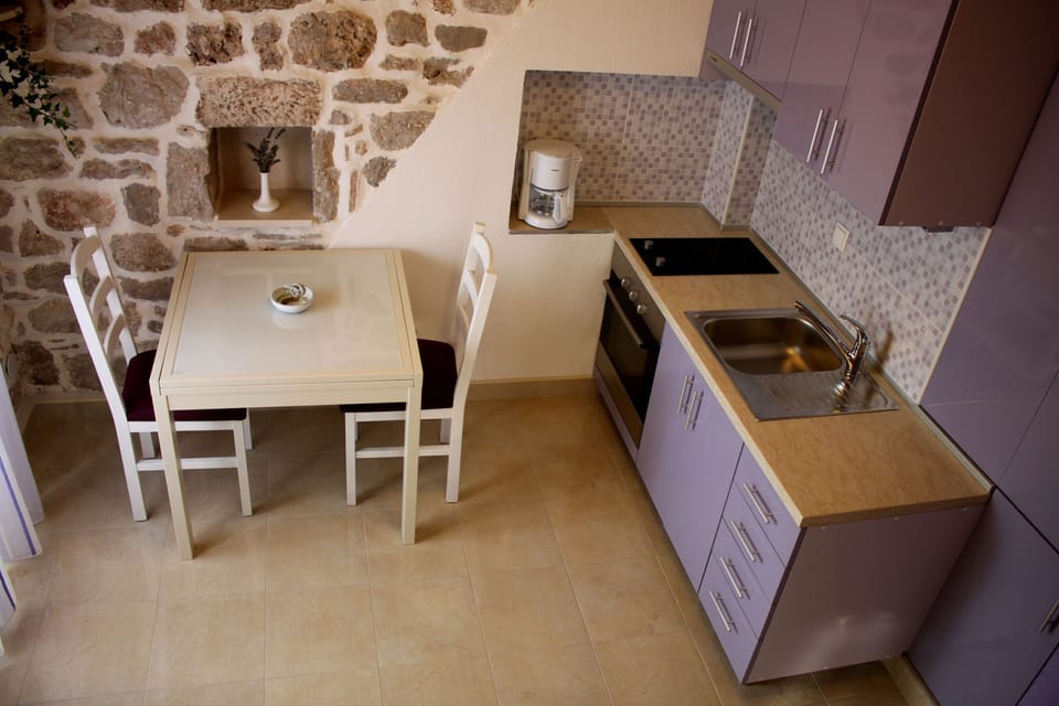 Private kitchen | Fridge, oven, stovetop, espresso maker