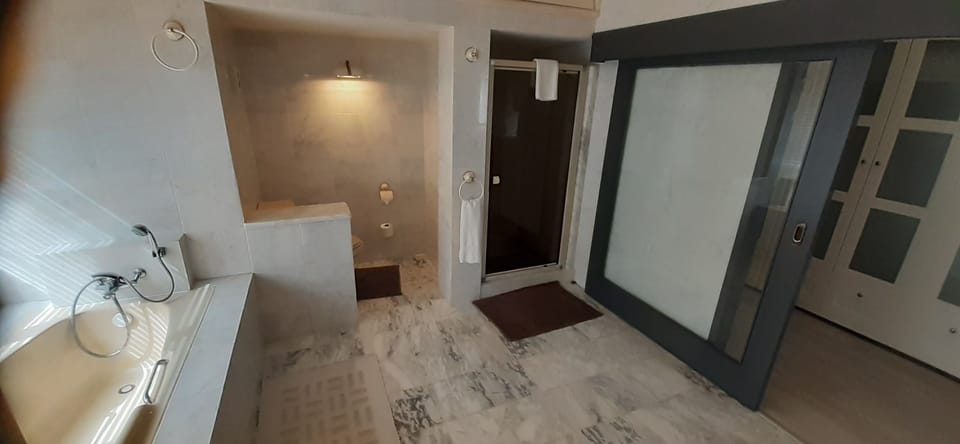 Standard Triple Room | Bathroom | Towels