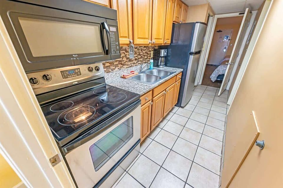 - Fully stocked kitchen with stainless steel appliances, granite countertops, & modern cabinetry - Enjoy home cooked meals with a full size stove, microwave, & fridge at your disposal - Sleek & functional space to prepare meals while feeling right at