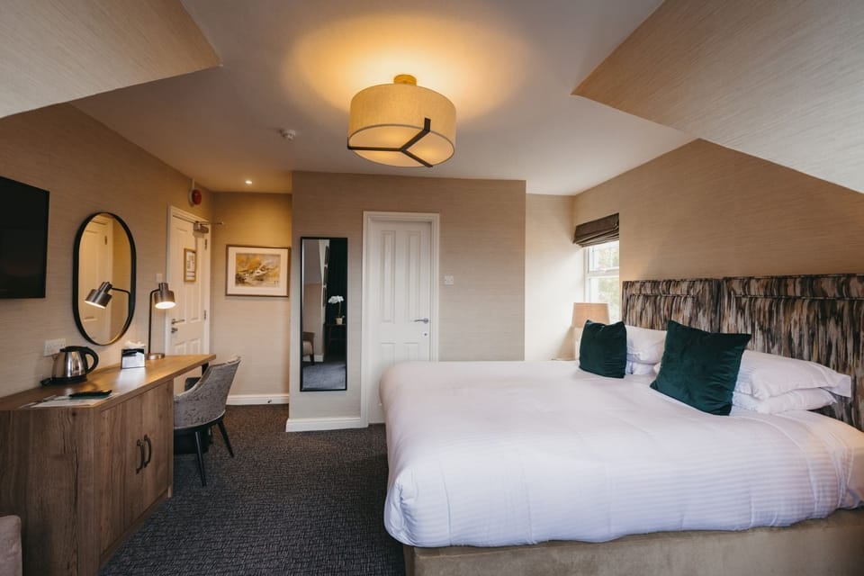 Classic Room, 1 King Bed, Mountain View | Individually decorated, individually furnished, desk, iron/ironing board