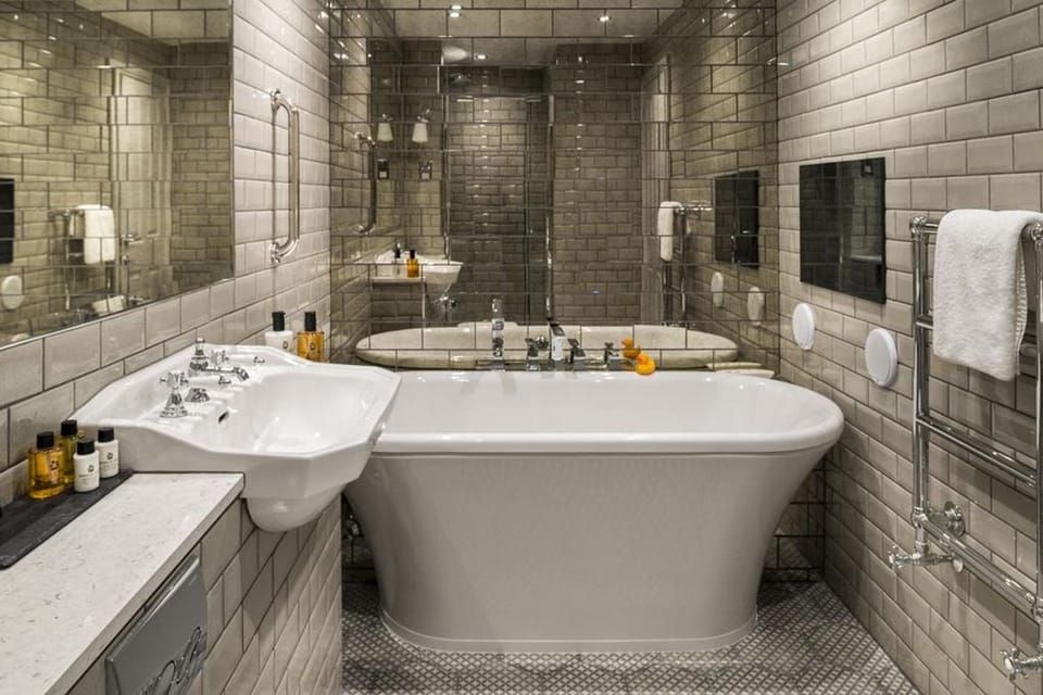 Signature Double Room, 1 King Bed, Lake View, Lakeside | Bathroom | Free toiletries, hair dryer, towels, shampoo