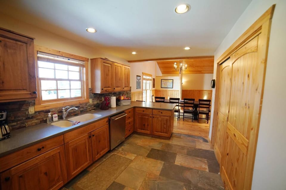 Enjoy a night eating in using this well-appointed kitchen!