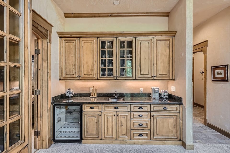 House, 5 Bedrooms | Private kitchen | Fridge, microwave, oven, coffee/tea maker