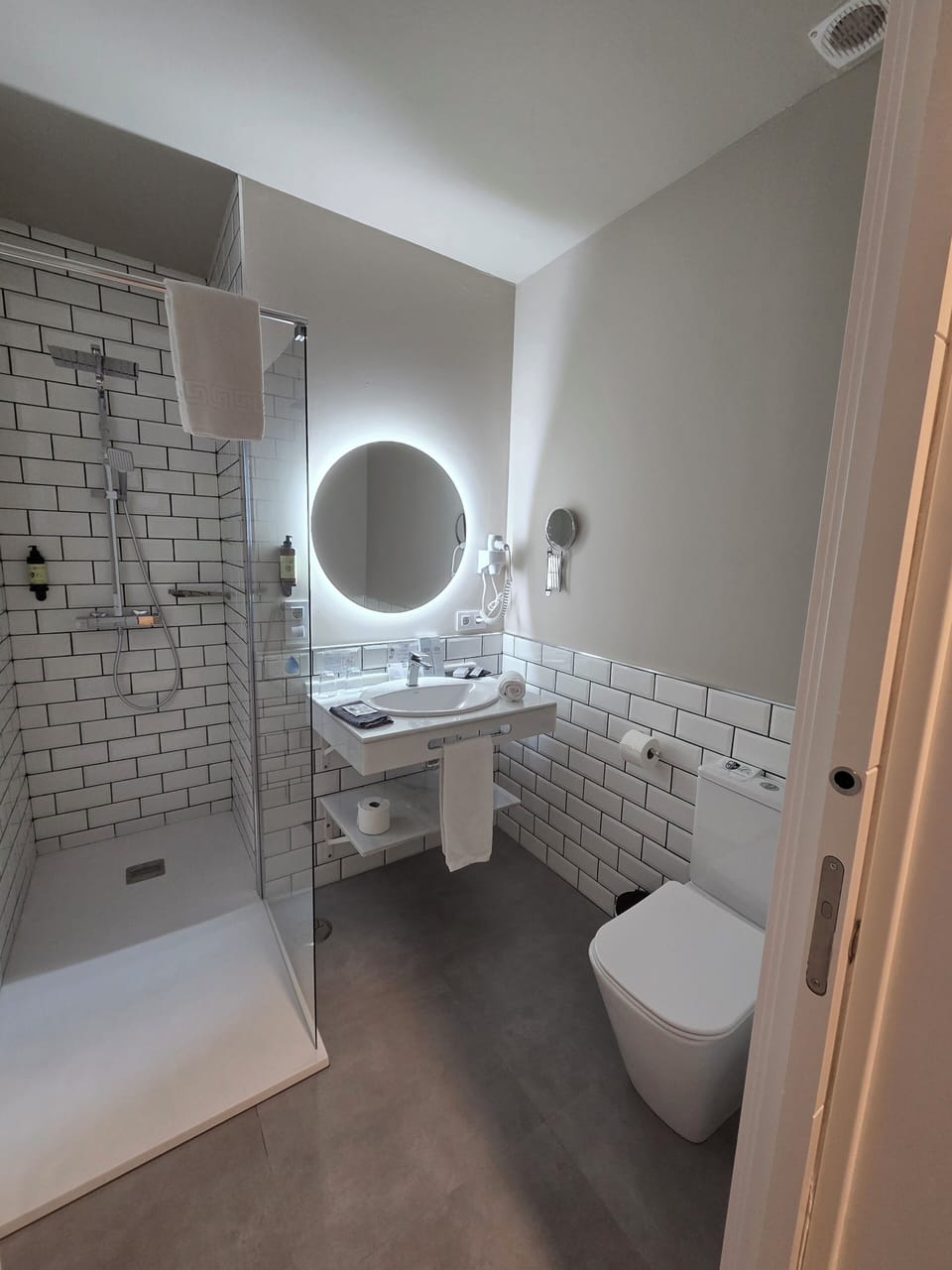 Superior Twin Room | Bathroom | Shower, free toiletries, hair dryer, towels