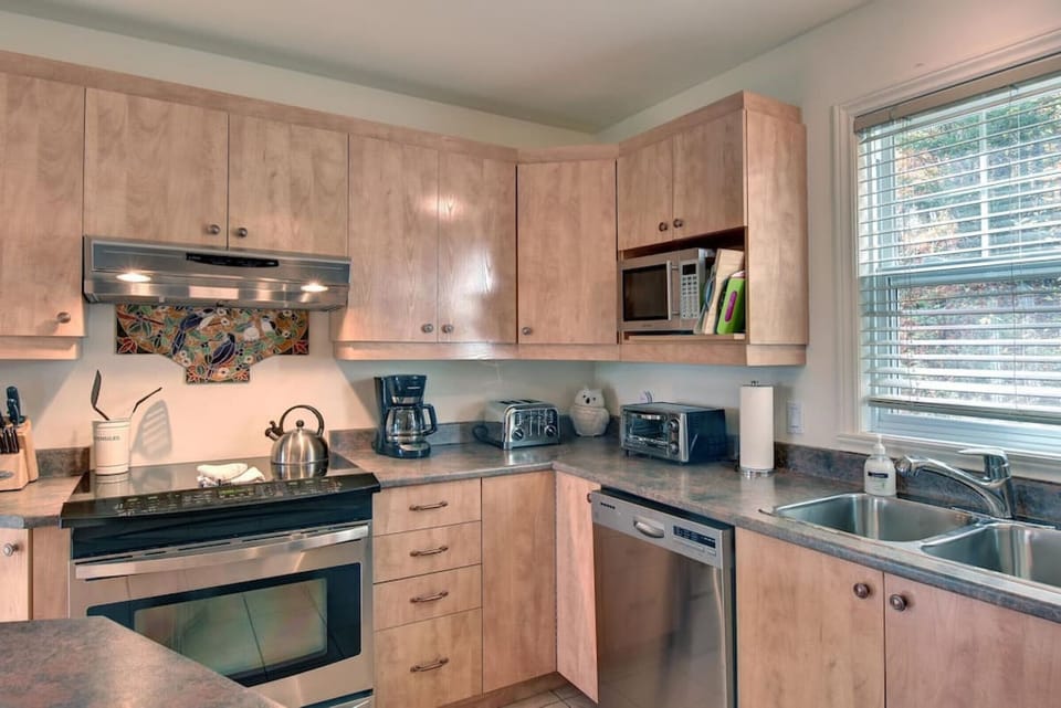 `Clean, spacious and fully equipped with all the needed appliances. Communication with host was efficient and easy. Would surely recommend!`