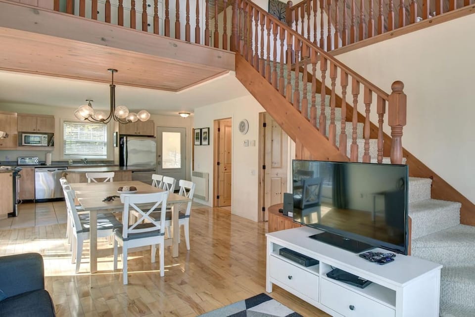 `Great place very clean with all the amenities . Host is very prompt In replying.kitchen is well equipped. Great location . Will strongly recommend.`