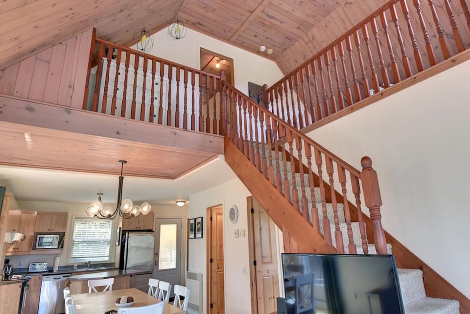 `Great place very clean with all the amenities . Host is very prompt In replying.kitchen is well equipped. Great location . Will strongly recommend.`
