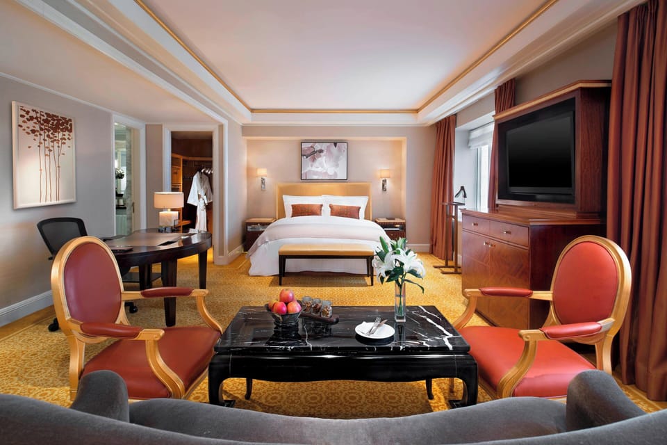 Deluxe Studio, 1 King Bed, City View | 1 bedroom, minibar, in-room safe, desk