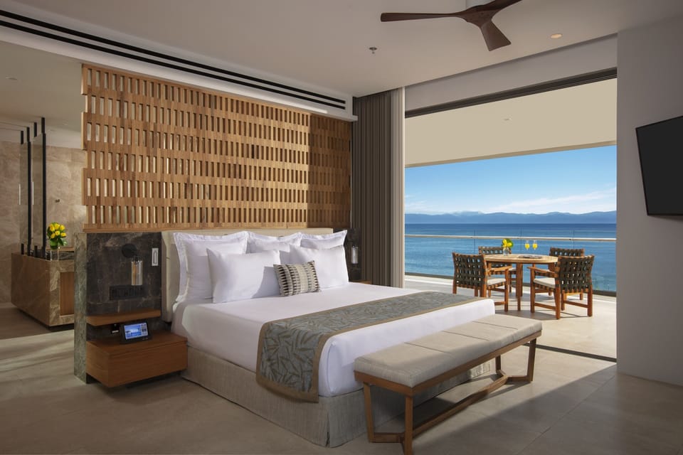 Preferred Club Bahia Mita Suite Ocean View | Hypo-allergenic bedding, free minibar, in-room safe, blackout drapes