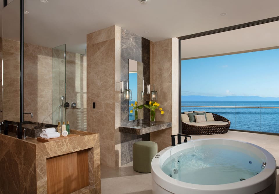 Preferred Club Bahia Mita Suite Ocean View | Bathroom | Shower, free toiletries, hair dryer, bathrobes