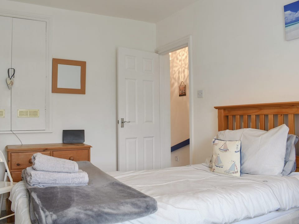 Twin bedroom | Windjammer Cottage, Swanage