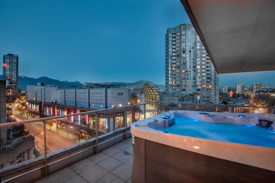 Outdoor spa tub