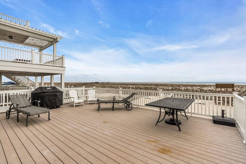 Expansive deck