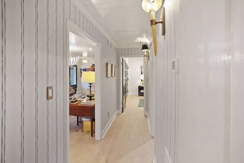 Bright & airy hallway to bedrooms & bathroom. 