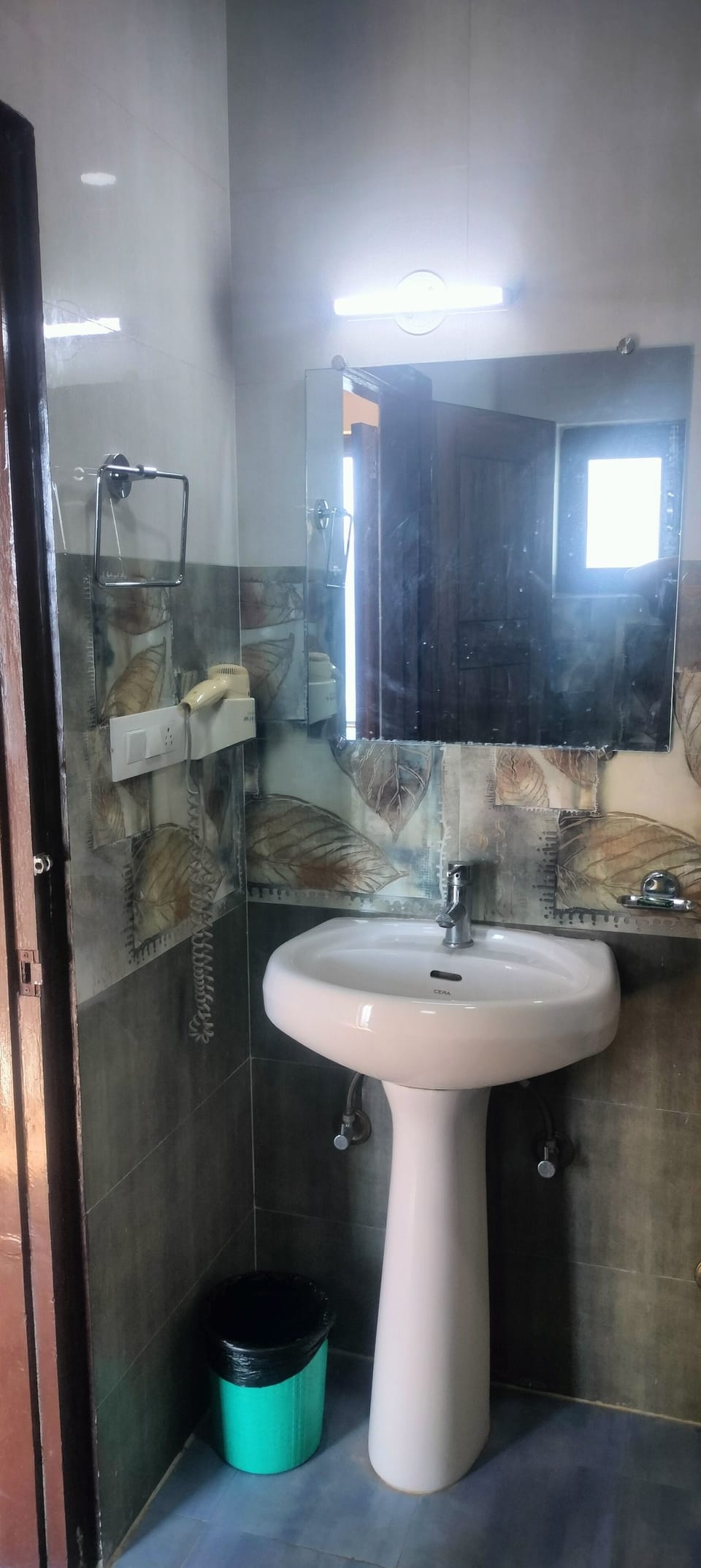 Standard Room | Bathroom | Shower, free toiletries, slippers