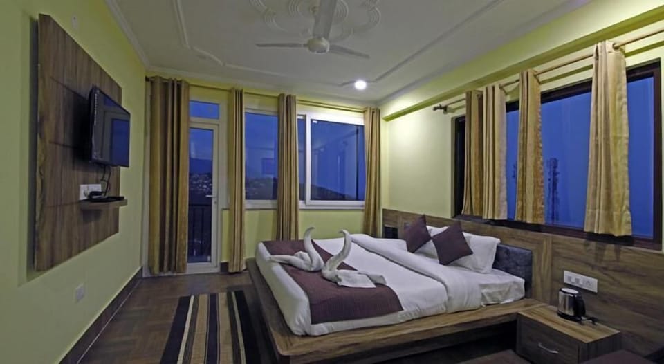Deluxe Room | Individually decorated, individually furnished, laptop workspace