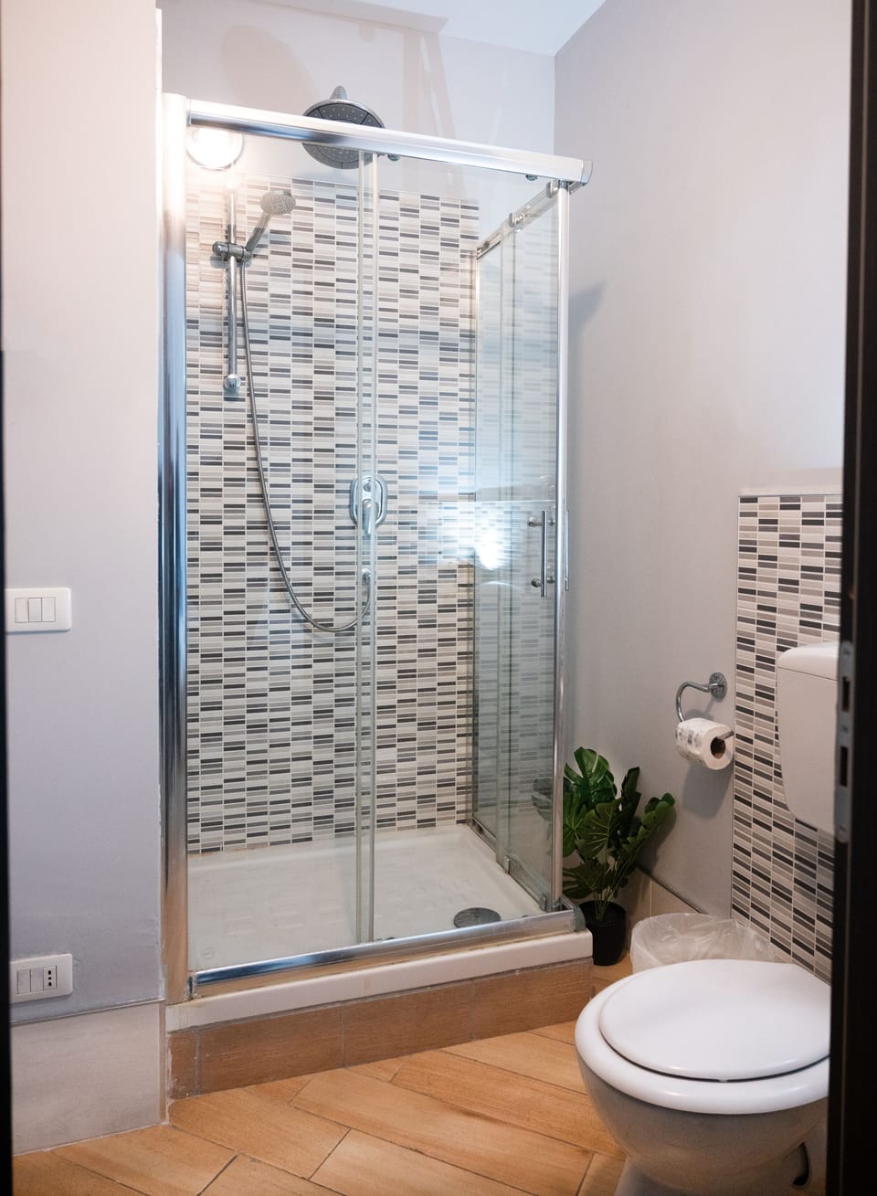 Double Room | Bathroom shower