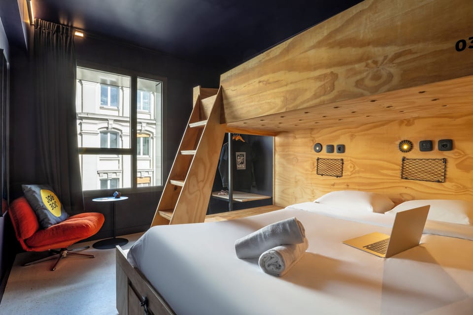 Chambre Double XL avec salle de bains privée | Blackout drapes, soundproofing, free cribs/infant beds, free WiFi