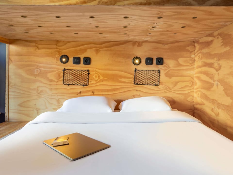 Chambre Double XL avec salle de bains privée | Blackout drapes, soundproofing, free cribs/infant beds, free WiFi