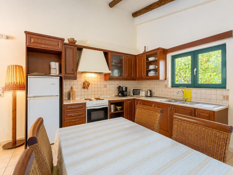 Dining area and equipped kitchen
