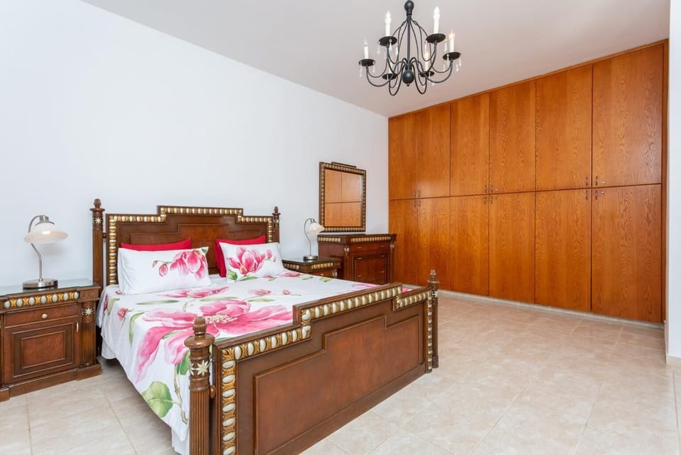 Double bedroom with A/C and balcony access