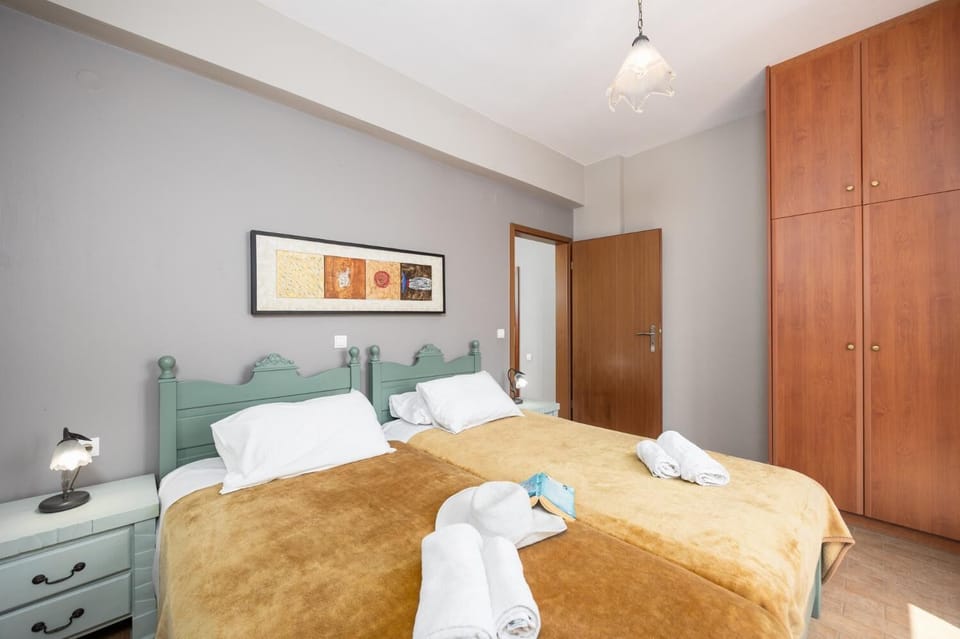 Twin bedroom with A/C