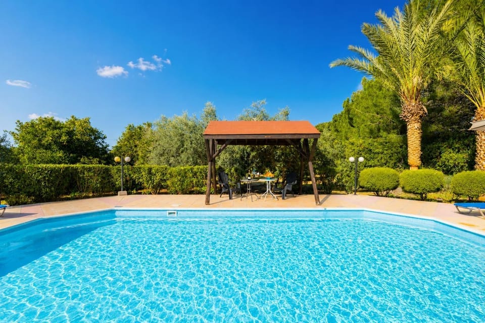 Private pool, terrace and garden