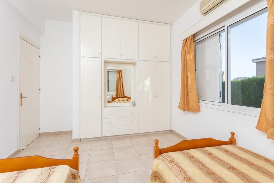 Twin bedroom with A/C