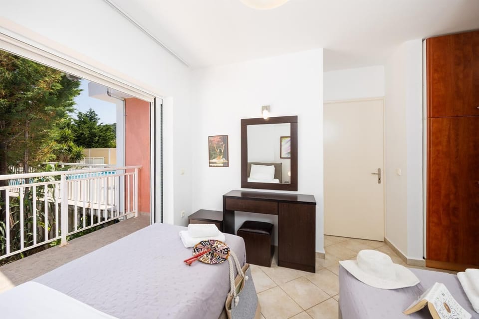 Twin bedroom with en suite bathroom and A/C