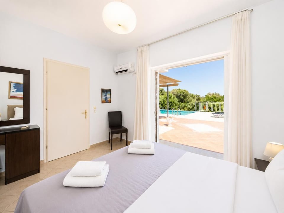 Double bedroom with en suite bathroom and A/C