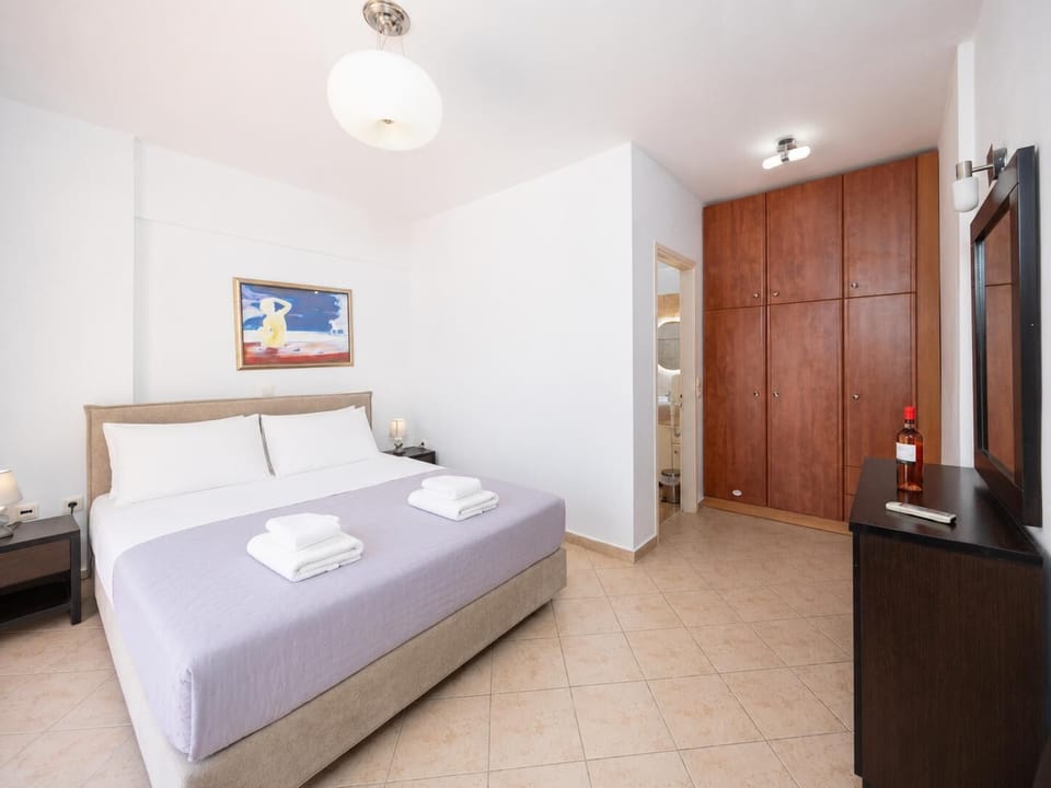 Double bedroom with en suite bathroom and A/C