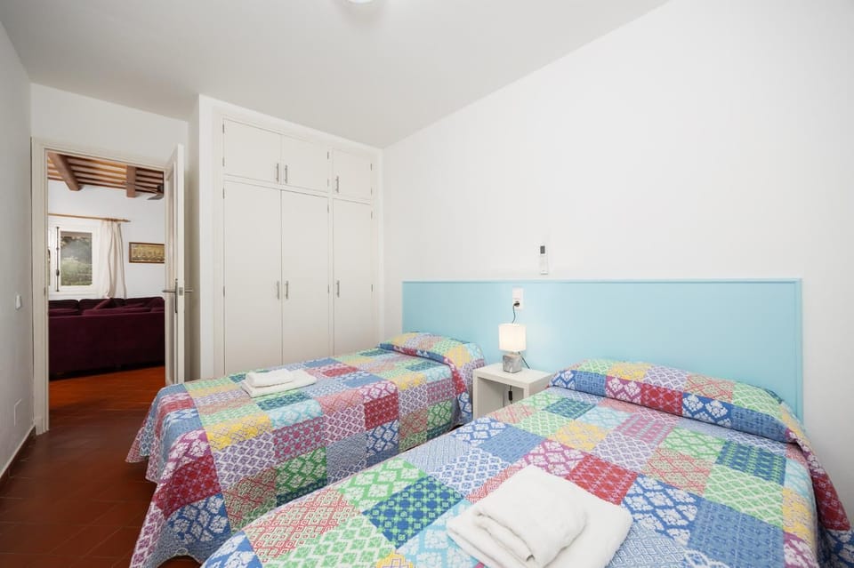 Twin bedroom with A/C