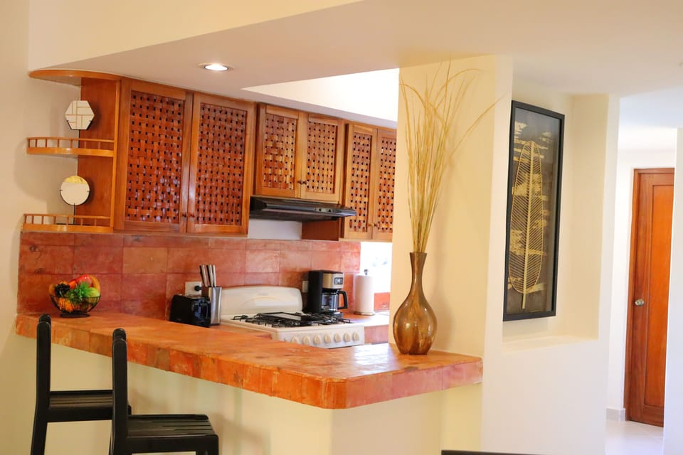 Kitchen & 2 bar stools for extra seating