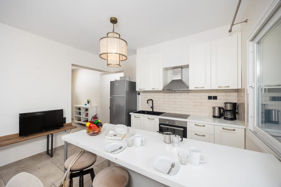 Lower unit: equipped kitchen
