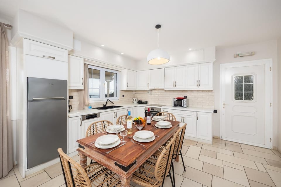 Upper unit: equipped kitchen