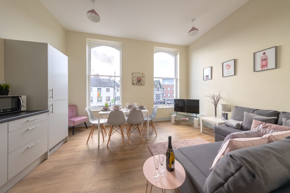 Business Apartment | Living area | Flat-screen TV