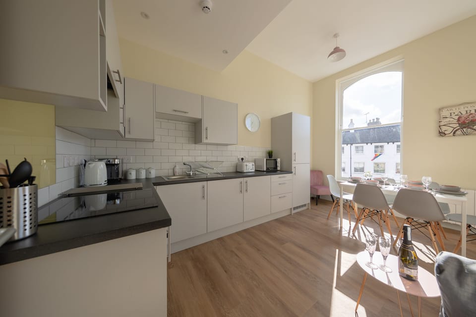 Business Apartment | Living area | Flat-screen TV