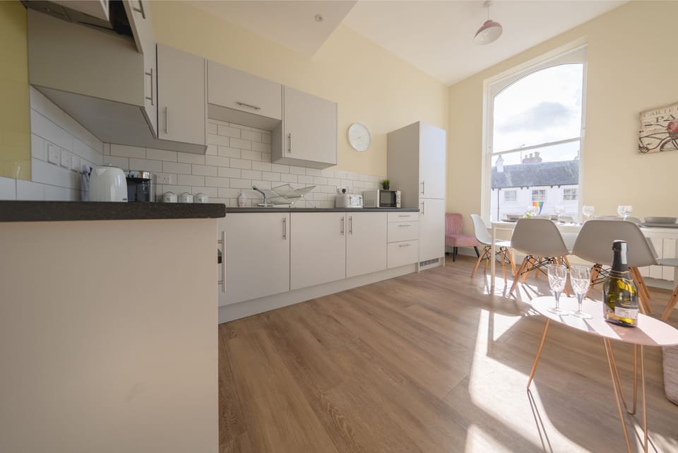 Business Apartment | Private kitchen | Full-size fridge, microwave, oven, stovetop