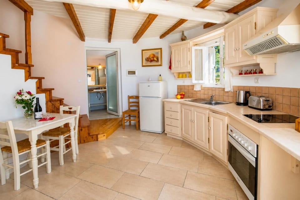 Dining area, WiFi internet, satellite TV, DVD player, and terrace access