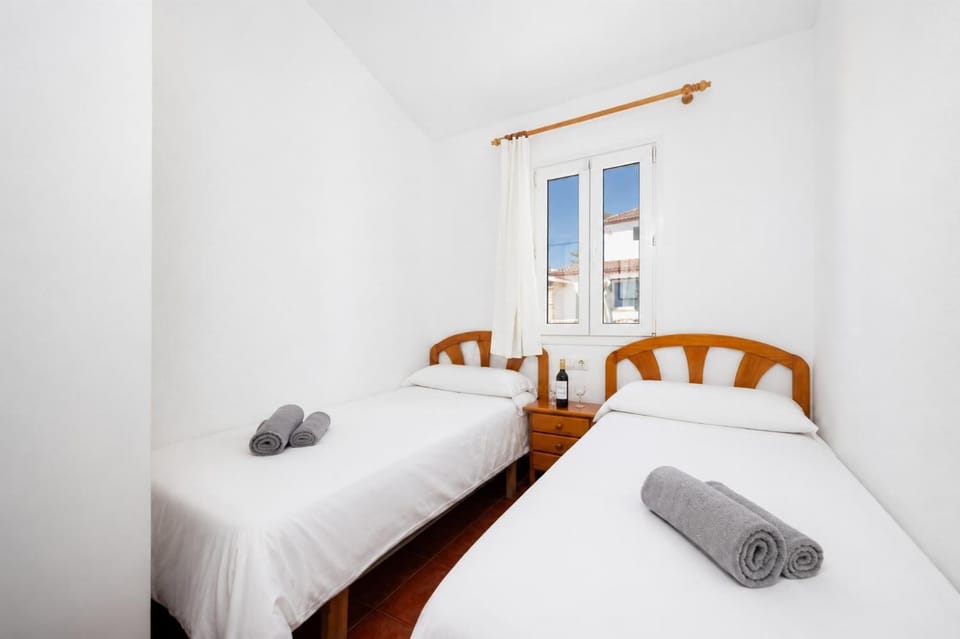Twin bedroom with A/C